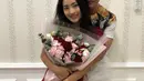 Di momen Valentine, Natasha Wilona mendapatkan bunga dari sang kekasih, Verrell Bramasta. (Foto: instagram.com/natashawilona12)