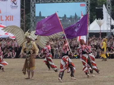 Gabungan anggota Pramuka memakai pakaian adat saat melakukan tarian kolosal pada HUT ke-62 Pramuka di Buperta, Cibubur, Jakarta Timur, Senin (14/8/2023). (Liputan6.com/Herman Zakharia)