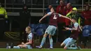 Bek Burnley, Ben Mee (kiri) melakukan selebrasi usai mencetak gol ke gawang Tottenham Hotspur pada pertandingan lanjutan Liga Inggris di Stadion Turf Moor, Inggris, Kamis (24/2/2022). Burnley menang tipis atas Tottenham 1-0. (AFP/Nigel Roddis)
