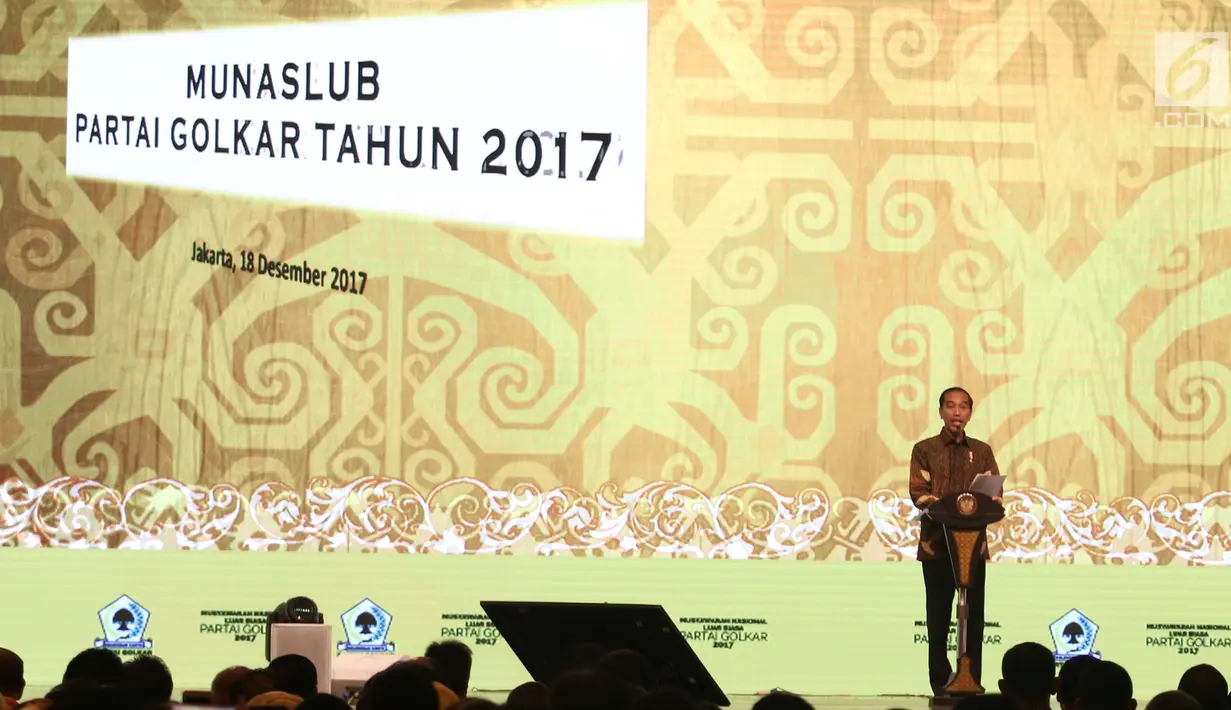 Presiden Joko Widodo (Jokowi) memberikan sambutan saat pembukaan Musyawarah Nasional Luar Biasa (Munaslub) Partai Golkar di Jakarta, Senin (18/12). Munaslub Partai Golkar berlangsung hingga 20 Desember 2017. (Liputan6.com/Angga Yuniar)