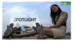 Adinda Pricilla, fisioterapis cantik Persipasi Bandung Raya (PBR) yang juga penggemar mantan fisioterapis Chelsea, Eva Carneiro melakukan sesi pemotretan bersama bola.com.