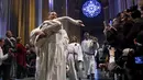 Seekor angsa digendong untuk diberi pemberkatan pada 31st annual Feast of Saint Francis di gereja Katredal Santo John the Divine, New York, Minggu (4/10/2015). (REUTERS/Elizabeth Shafiroff)