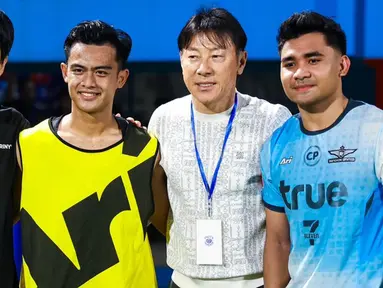 Mantan pelatih Timnas Indonesia, Shin Tae-yong, menyaksikan langsung pertandingan Asnawi vs Arhan di Liga Thailand. Pertandingan yang berakhir imbang 0-0 itu menyajikan duel menarik antara kedua pemain Indonesia tersebut. Momen pertemuan itu berujung dengan foto bersama di pinggir lapangan. (Liputan6/com/IG/@true_bangkok_united)