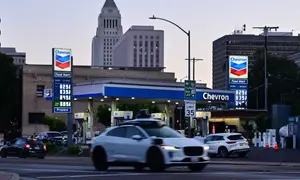 Ketidakpastian terkait potensi penurunan ketegangan Amerika Serikat dan Iran membuat pasar tetap waspada. Tampak dalam foto, harga bensin yang melebihi 8 delapan dolar AS per galon terlihat tertera di sebuah SPBU Chevron di Los Angeles, California, pada 28 April 2026. (Frederic J. BROWN/AFP)