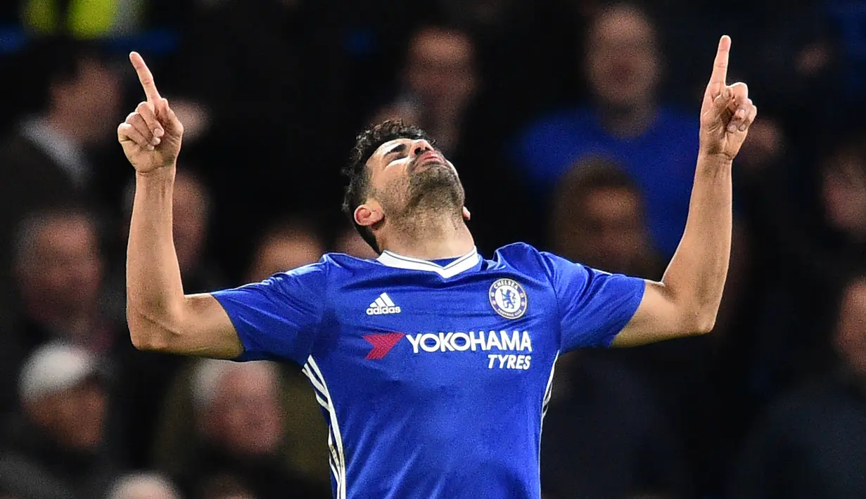 Striker Chelsea, Diego Costa, merayakan gol yang dicetaknya ke gawang Southampton pada laga Premier League di Stadion Stamford Bridge, London, Selasa (25/4/2017). Chelsea menang 4-2 atas Southampton. (AFP/Glyn Kirk)