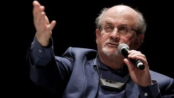 Profil Salman Rushdie, Penulis Ayat-Ayat Setan yang Ditusuk di Atas Panggung