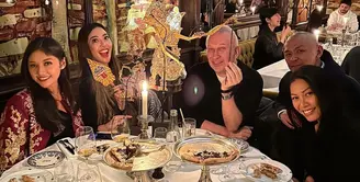 Erina Gudono membagikan momen saat bertemu penyanyi Anggun C Sasmi dan  desainer top Prancis, Jean Paul Gaultier di Paris, Prancis. Istri Kaesang Pangarep itu membagikan beberapa potret di akun instagramnya pada Minggu (02/04/2023) lalu. [Instagram/erinagudono]