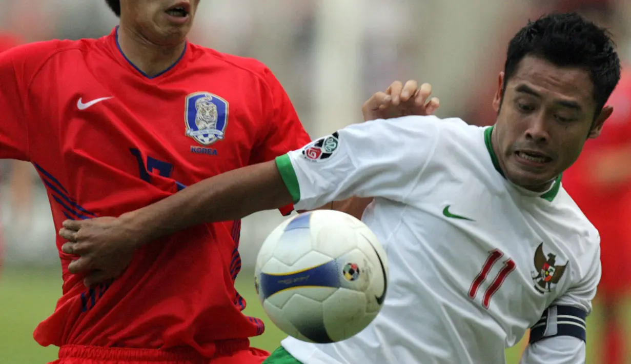 Ponaryo Astaman dipilih Peter Withe sebagai kapten Timnas Indonesia untuk melakoni Piala AFF 2007 usai menjadi pemain terbaik di Liga Indonesia 2004. Tak salah, Ponaryo berhasil mengantarkan Skuat Garuda ke final. Sayangnya, lagi-lagi Indoneisa ditumbangkan. (AFP/Bay Ismoyo)