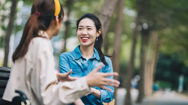 bicara teman sahabat tertawa tersenyum