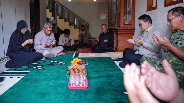 Kepala Staf Kepresidenan (KSP) Dudung Abdurachman melakukan takziah ke rumah duka keluarga almarhum Muhammad Rifki Renaldi, seorang peserta pelatihan Sarjana Penggerak Pembangunan Indonesia (SPPI) di Kabupaten Sumedang, Jawa Barat, Selasa (30/06/2026) (Ka