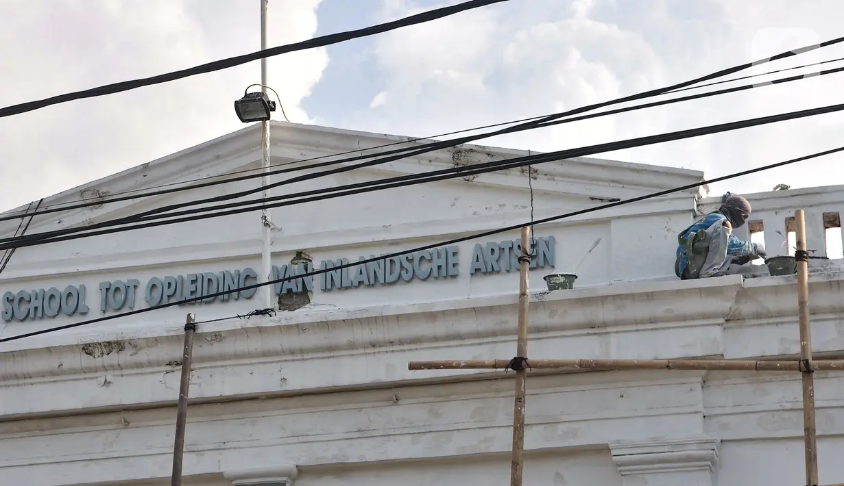 Pekerja saat menyelesaikan pembersihan dan perawatan gedung Museum Kebangkitan Nasional, Jakarta, Senin (8/6/2020). Pengelola menyiapkan standar protokol kesehatan jelang dibuka kembali untuk umum saat masa PSBB Transisi guna memutus penyebaran Covid-19. (merdeka.com/Iqbal S Nugroho)