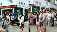 Seorang perempuan melamar kekasih perempuannya di jalanan di Cina