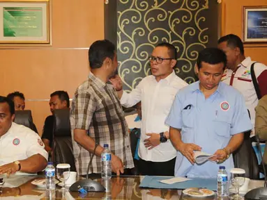 Menteri Tenaga Kerja M Hanif Dhakiri mengatakan pemerintah masih terus melakukan kajian untuk menemukan formula yang terbaik bagi kenaikan upah buruh