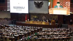 Plt Ketua DPR Fadli Zon memimpin Rapat Paripurna ke-15 di Senayan, Jakarta, Selasa (9/1). Fadli menggantikan Setya Novanto yang didakwa terlibat kasus korupsi e-KTP. (Liputan6.com/Johan Tallo)