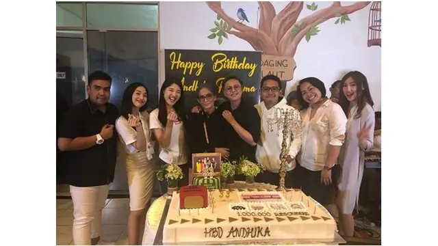 Acara ulang tahun tersebut juga dihadiri para sahabatnya.
