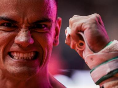 Pesenam Brasil, Caio Souza melakukan selebrasi setelah beraksi pada nomor gelang-gelang kategori final aparatus putra Kejuaraan Dunia Gimnastik 2025 di Indonesia Arena, Senayan, Jakarta, Jumat (24/10/2025). (Bola.com/Bagaskara Lazuardi)