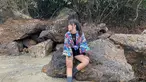 Nama Happy Asmara memang tak asing lagi bagi masyarakat Jawa Timur. Ia kerap menjadi penyanyi dari panggung ke panggung. Gaya penampilan pedangdut 20 tahun ini memang selalu trendi seperti saat ia sedang berlibur di pantai. (Liputan6.com/IG/happy_asmara77)