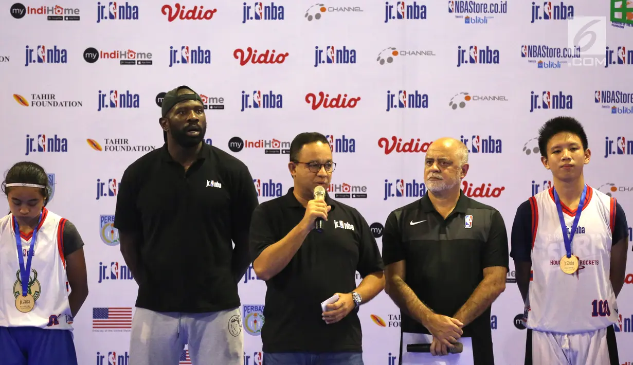 Gubernur DKI Jakarta Anies Baswedan, memberi sambutan pada Jr. NBA Indonesia Camp 2019 di Cilandak Sports Center, Jakarta, Minggu (31/3). Jr. NBA Indonesia Camp ditutup dengan terpilihnya lima anak perempuan dan lima anak laki-laki terbaik sebagai Jr. NBA All-Stars 2019. (Liputan6.com/Fery Pradolo)