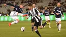 Pemain Melbourne Victory, Jai Ingham (kiri) menghalau bola dari kejaran pemain Juventus, Luca Coccolo pada ajang International Champions Cup football di Melbourne, (23/7/2016). AFP/Saeed Khan)