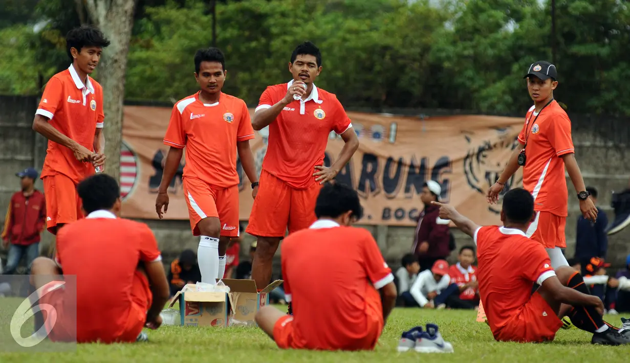 Pemain Persija, Bambang Pamungkas (tengah) berbincang dengan rekannya saat latihan di National Youth Training Centre, Sawangan, Depok, Selasa (24/1). Latihan ini bagian persiapan mengarungi kompetisi musim 2017. (Liputan6.com/Helmi Fithriansyah)  