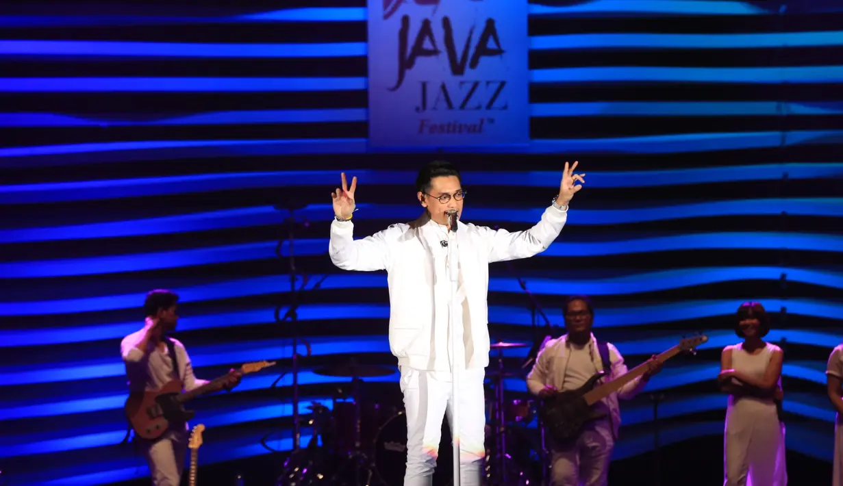 Menutup penampilannya dengan lagunya yang berjudul Panah Asmara, Afgan Syahreza mengucapkan terima kasih kepada masyarakat yang telah hadir saat itu. Terlebih fansnya yang berasal dari berbagai Negara. (Adrian Putra/Bintang.com)