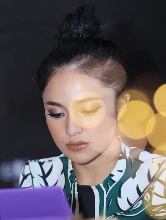 "Dia itu wawasannya luas banget, kaya wikipedia hidup gitu loh. Nanya apa aja, mau nanya mulai dari aspal sampai nanya tentang Yerusalem, nanya soal politik, dia tau semua, jadinya aku seneng bertemen sama dia,” ungkapnya.  (Deki Prayoga/Bintang.com)