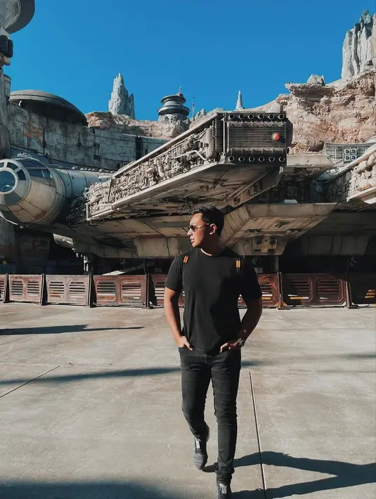 Gemar mengenakan baju sederhana, basic t-shirt dan denim menjadi andalan gaya di berbagai kesempatan.