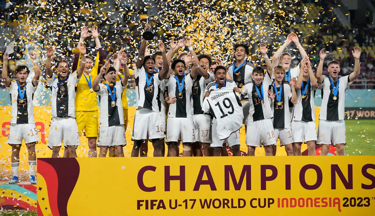 Timnas Jerman U-17 merayakan kemenangan atas Timnas Prancis U-17 pada pertandingan final Piala Dunia U-17 2023 di Stadion Manahan, Solo, Jawa Tengah, Indonesia, Sabtu (2/12/2023). Jerman merebut gelar juara Piala Dunia U-17 2023 usai mengalahkan Prancis. (AP Photo/Achmad Ibrahim)