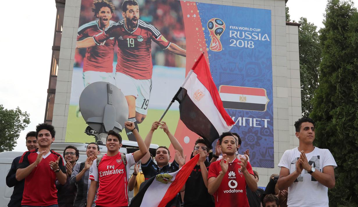Para suporter menunggu kedatangan timnas Mesir yang akan latihan di Stadion Akhmat Arena, Grozny, Senin (11/6/2018). Jelang Piala Dunia, para suporter mulai berdatangan ke Rusia. (AFP/Karim Jaafar)