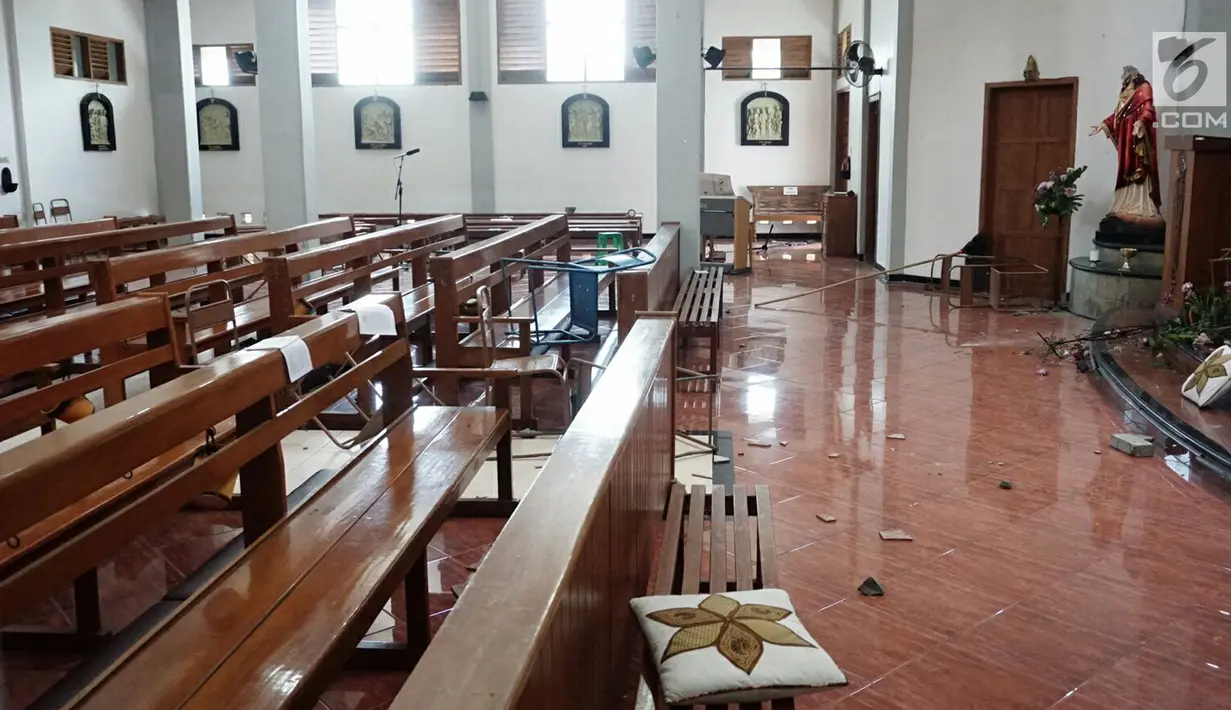 Kerusakan yang ditimbulakan usai penyerangan Gereja Santa Lidwina Bedog, Trihanggo, Sleman, Yogyakarta, Minggu (11/2). Menurut kesaksian jemaah, pelaku datang seorang diri dan langsung berbuat onar. (Liputan6.com/Arya Manggala)