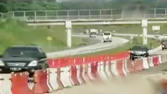 Perbaikan bahu jalan yang amblas akibat tanah longsor ini terus diupayakan perbaikan secara permanen dengan memasang tiang pancang di sisi r