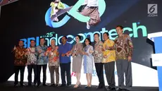 Direktur Konsumer Bank BRI Handayani (tengah) Mengunjungi stand BRI Indocomtech 2017 di Jakarta. Rabu (1/11). Ajang pameran teknologi dan informasi Indonesia terselenggara mulai tanggal 1-5 November 2017 diJakarta Convention Center (JCC). (Liputan6.com)