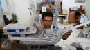 Seorang warga binaan menyelesaikan kapal pinishi yang terbuat dari lintingan koran di Lapas Kelas 1 Tangerang, Kota Tangerang.(29/10). (Liputan6.com/Fery Pradolo)