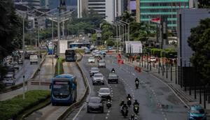 Kendaraan melintas di kawasan ganjil genap di jalan thamrin, Jakarta, Rabu (8/4/2020). Ditlantas Polda Metro Jaya mengumumkan perpanjangan masa peniadaan kebijakan pembatasan kendaraan bernomor polisi ganjil genap di wilayah Jakarta hingga 19 April 2020. (Liputan6.com/Faizal Fanani)
