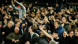 Pendukung Chelsea saling adu mulut dengan para pendukung West Ham United saat pertandingan Piala Liga Inggris di Stadion London, Inggris (26/10). Di belakang gawang West Ham, para pendukung dari kedua klub saling ribut. (Reuters/John Sibley)