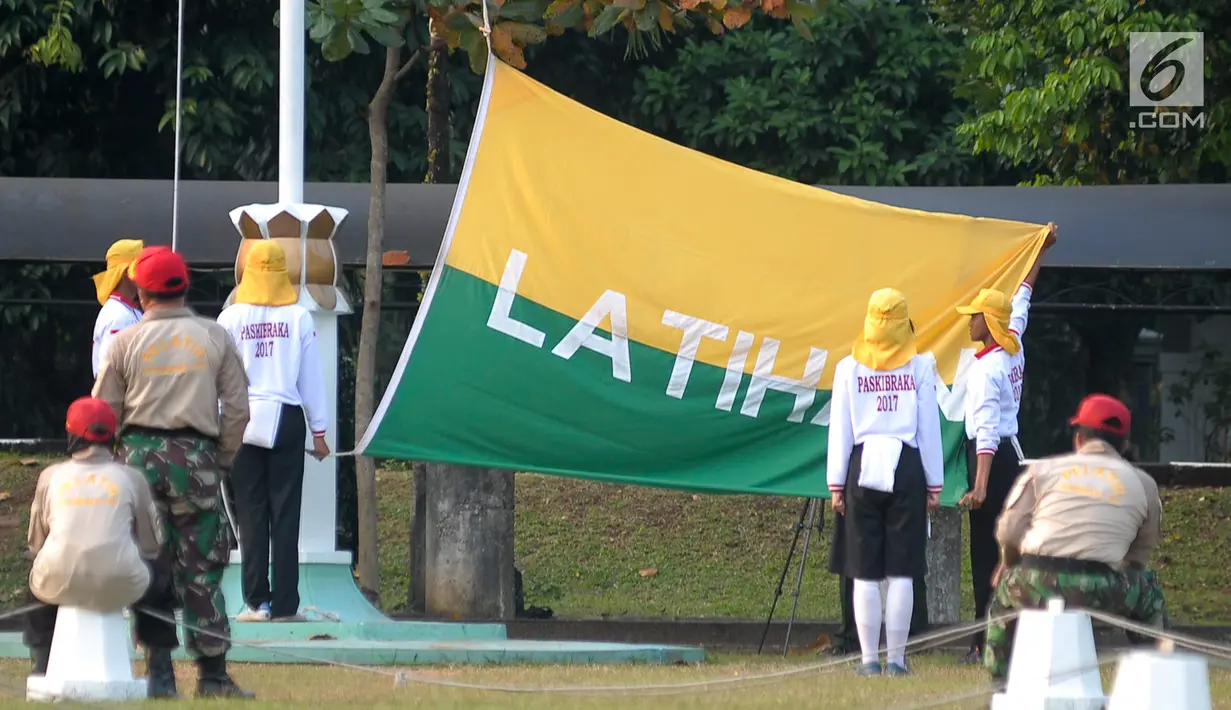 Calon Paskibraka berlatih menaikan dan menurunkan bendera di PPPON, Cibubur, Jakarta Timur, Jumat (4/8). Jelang latgab, pasukan calon Paskibraka terus matangkan kekompakan upacara menaikan dan menurunkan bendera. (Liputan6.com/Yoppy Renato)