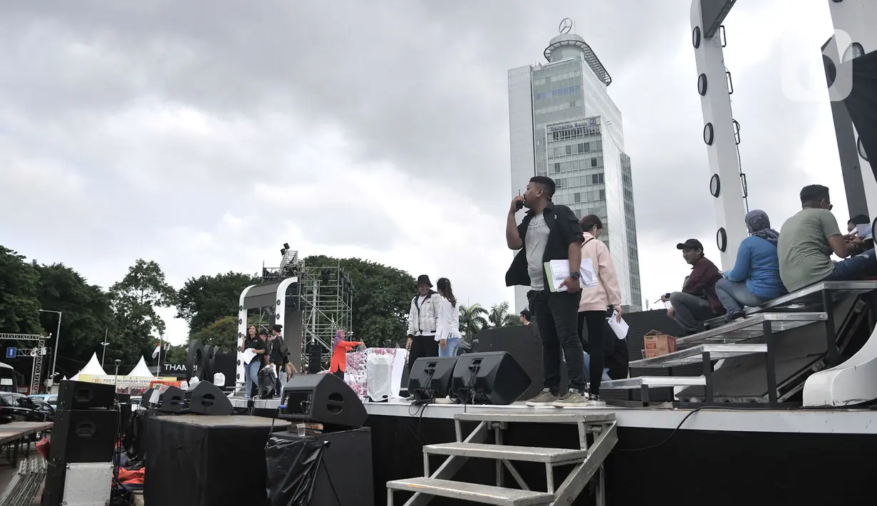 Persiapan panggung hiburan untuk malam penyambutan Tahun Baru di Bundaran HI, Jakarta, Selasa (31/12/2019). Panggung megah disiapkan untuk memeriahkan Car Free Night dan pergantian tahun baru 2020 dengan menghadirkan sejumlah artis papan atas. (merdeka.com/Iqbal Nugroho)