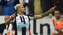 Gelandang Newcastle United, Bruno Guimaraes berselebrasi setelah mencetak gol ke gawang Arsenal selama pertandingan Liga Inggris di St James' Park di Newcastle-upon-Tyne, Inggris (17/5/2022). Newcastle United menang atas Arsenal 2-0. (AFP/Oli Scarff)