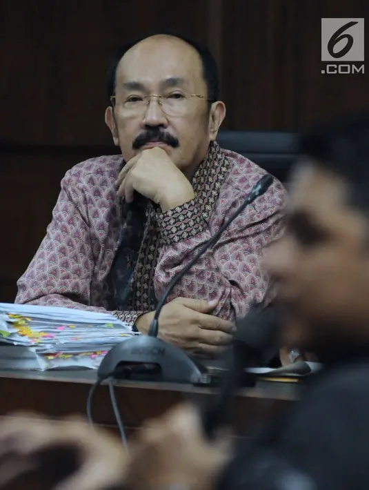 Terdakwa merintangi penyidikan korupsi e-KTP, Fredrich Yunadi menymak keterangan saksi pada sidang di Pengadilan Tipikor, Jakarta, Kamis (12/4). Salah satu saksi yang dihadirkan adalah pengacara dan staf Fredrich Yunadi. (Liputan6.com/Helmi Fithriansyah)
