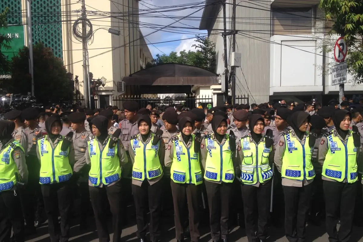 Kawal Sidang Ahok, Polwan Berhijab Berada di Barisan Depan