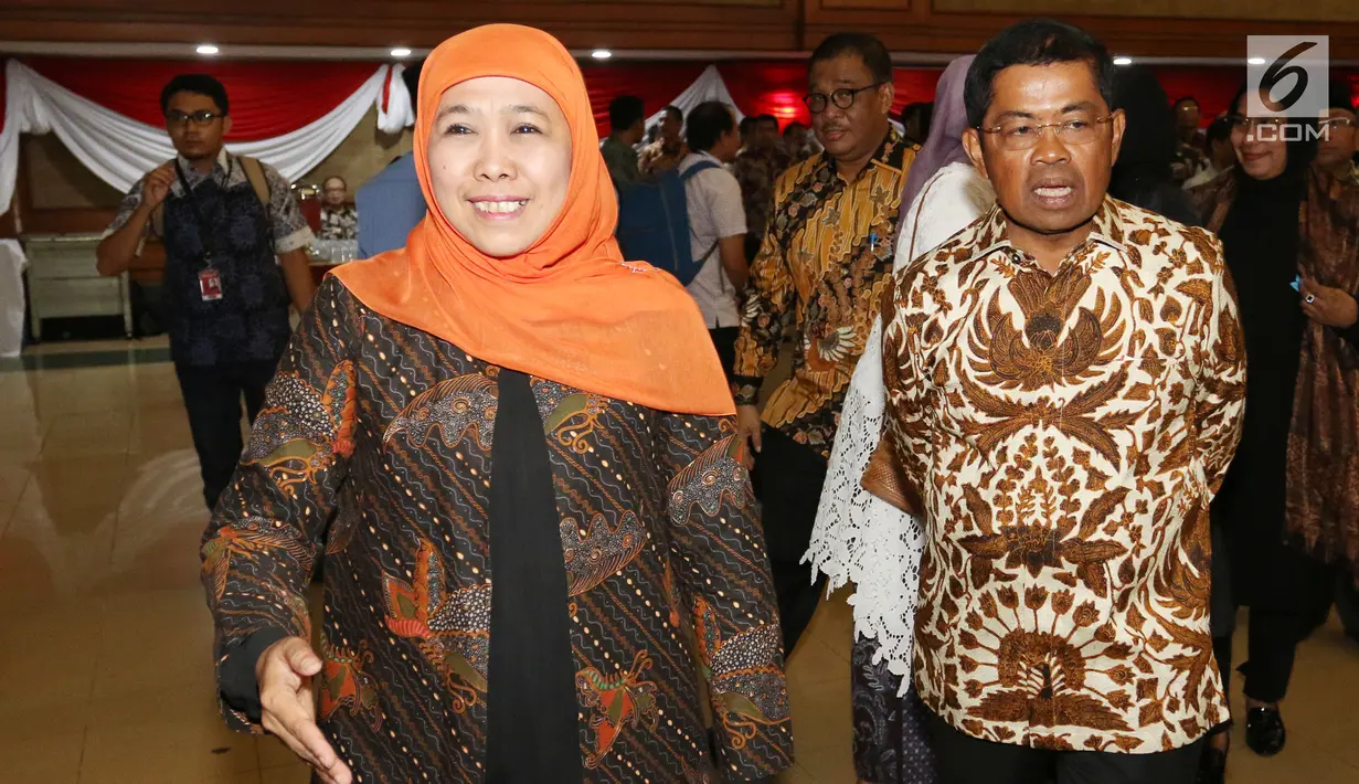 Idrus Marham dan Khofifah Indar Parawansa berjalan pergi usai serah terima jabatan Menteri Sosial di Kantor Kementerian Sosial, Salemba, Jakarta Pusat, Kamis (18/1).  Khofifah maju sebagai calon gubernur di Pilgub Jatim 2018. (Liputan6.com/Angga Yuniar)