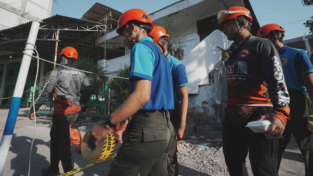 Tim SAR Gabungan Berpacu dengan Waktu Evakuasi Korban Reruntuhan Bangunan di Pondok Pesantren Al Khoziny