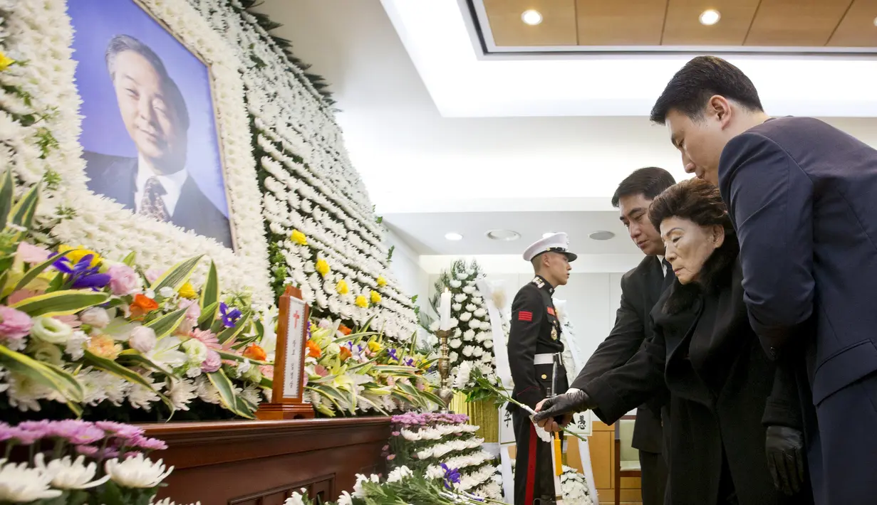 Istri mantan presiden Korea Selatan Kim Young - Sam, Son Myung-soon memberi bunga saat proses pemakaman suaminya di Seoul, Korea Selatan, (22/11). Kematian Kim disebabkan oleh infeksi darah dan gagal jantung. (REUTERS/Yonhap)