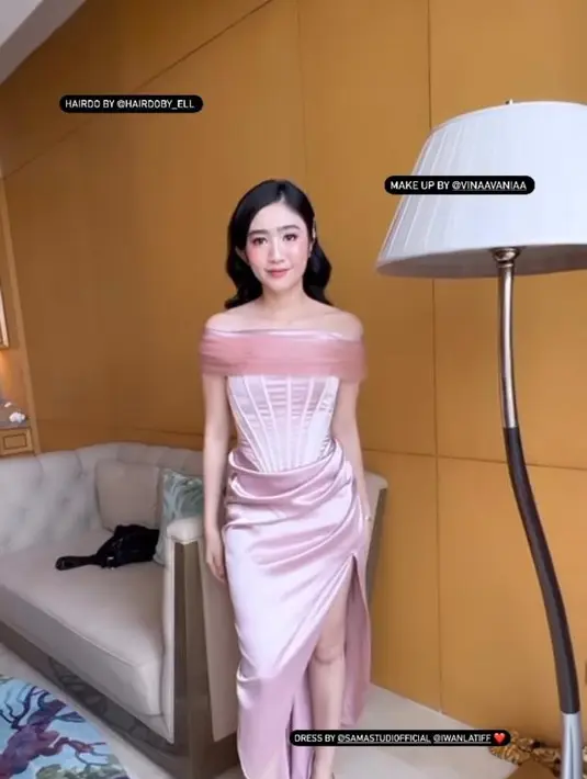 Untuk acara resepsi, para bridesmaid tampil elegan dibalut gaun nuansa rose gold. Tampak Febby Rastanty yang  tampil cantik mengenakan  off-the-shoulder dress. [Foto: IG/febbyrastanty].