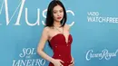 Jennie Kim tetap setia dengan warna khasnya, merah. Pelantun lagu "Like Jennie" ini tampak anggun dalam balutan bodycon dress merah dengan detail beads putih yang menambah kesan elegan dan berkelas. [@billboard].