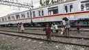 Anak-anak bermain di tengah perlintasan kereta api kawasan Ancol, Jakarta Utara, Kamis (19/5/2022). Data Kementerian Kesehatan pada 17 Mei 2022 mengungkapkan, enam orang meninggal karena diduga terjangkit hepatitis akut yang belum diketahui penyebabnya alias hepatitis misterius. (Liputan6.com/Johan Tallo)