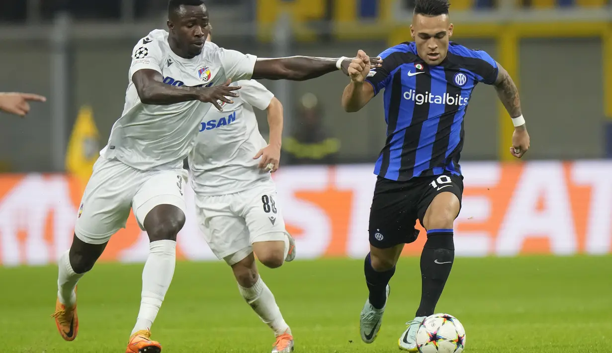 Penyerang Inter Milan Lautaro Martinez berebut bola dengan bek Mohamed Tijani pada laga matchday 5 Grup C Liga Champions 2022/2023 di Giuseppe Meazza, Kamis (27/10/2022) dini hari WIB. Pasukan Simone Inzaghi awalnya tidak diunggulkan lolos ke 16 besar karena menghuni grup neraka bareng Bayern Munich dan Barca. (AP Photo/Luca Bruno)