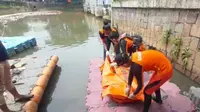 Tim SAR gabungan akhirnya menemukan korban AF, 9 tahun, bocah yang tenggelam di Kali Angke. (Liputan6/Pramita Tristiawati)