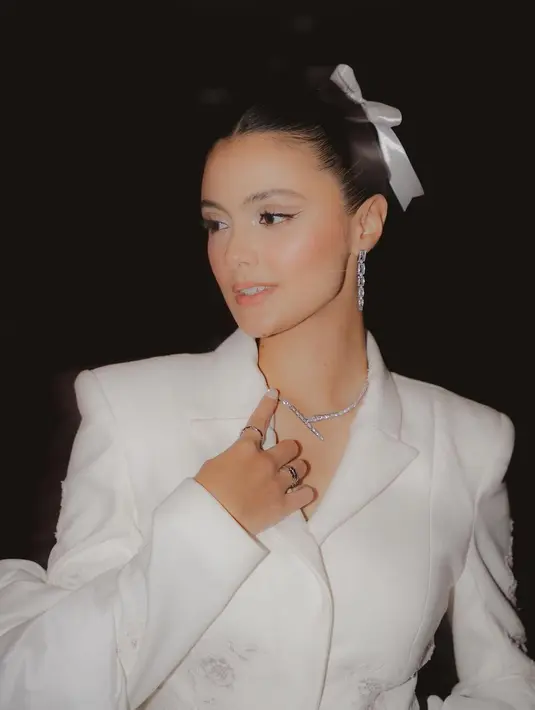 Begini detail makeup Amanda Rawles di acara gala premiere film Laura. Wajah cantik Amanda dipoles oleh MUA ternama Vagueskin. Makeup flawless ini sangat cocok dengan busana warna putih yang dikenakan oleh Amanda. Blush on tipis dan lipstik matte warna pink hingga wings eyelinernya membuat bintang film Merindu Cahaya de Amstel ini semakin pancarkan pesona. (Liputan6.com/IG/@amandarawles)