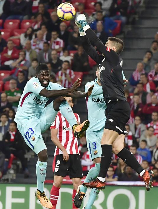 Kiper Athletic Bilbao, Kepa Arrizabalaga (kanan) menghalau bola dari kejaran pemain Barcelona, Samuel Umtiti pada lanjutan La Liga Santander di San Mames stadium, Bilbao, (28/102017). Barcelona menang 2-0. (AP/Alvaro Barrientos)